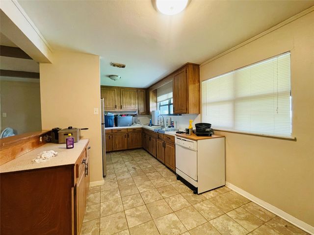 1747 W 10th Street, Freeport, TX 77541