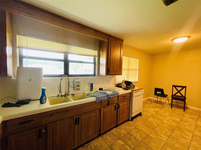 1747 W 10th Street, Freeport, TX 77541
