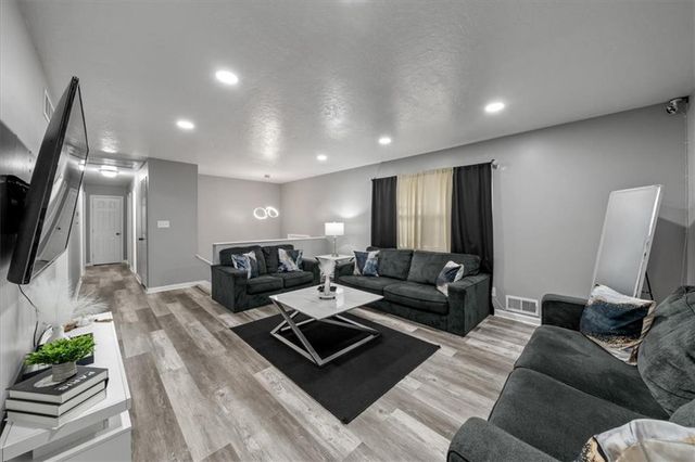 6815 E 99th Terrace, Kansas City, MO 64134