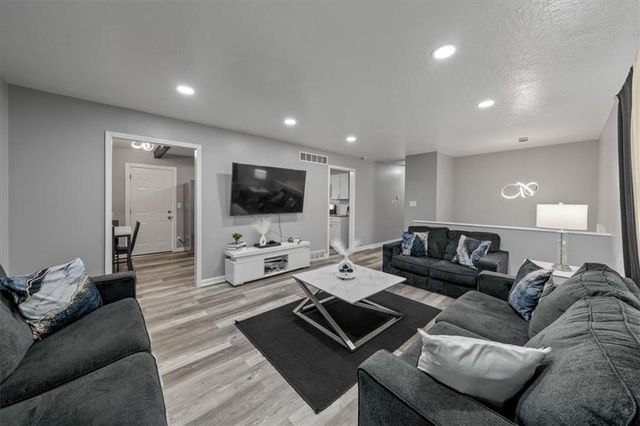 6815 E 99th Terrace, Kansas City, MO 64134