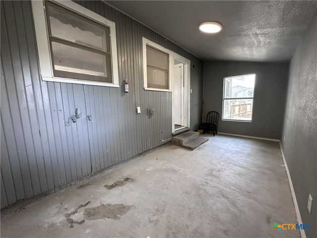 105 E Huebinger Street, Marion, TX 78124