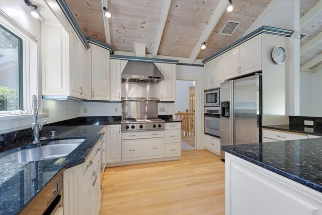 72 Walton Heath Way, Mashpee, MA 02649