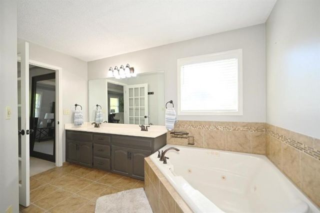 8505 N Mcdonald Avenue, Kansas City, MO 64153