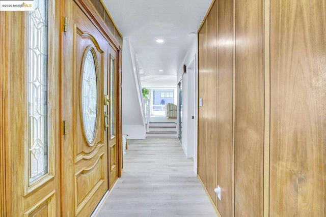 6635 Banning Dr, Oakland, CA 94611