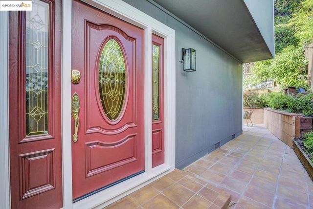 6635 Banning Dr, Oakland, CA 94611