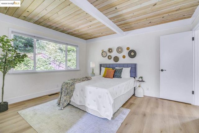 6635 Banning Dr, Oakland, CA 94611