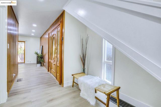 6635 Banning Dr, Oakland, CA 94611