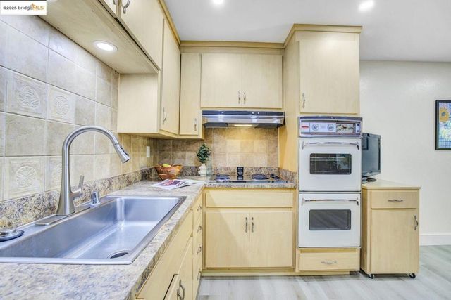 6635 Banning Dr, Oakland, CA 94611