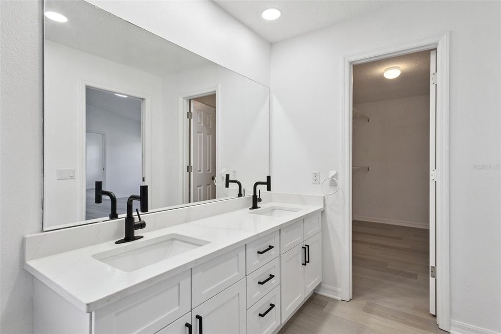 Image 18 of property listing at 5729 KING JAMES AVENUE, Leesburg, FL 34748