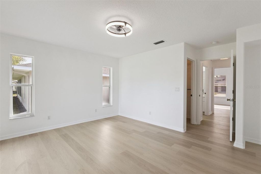 Image 22 of property listing at 5729 KING JAMES AVENUE, Leesburg, FL 34748