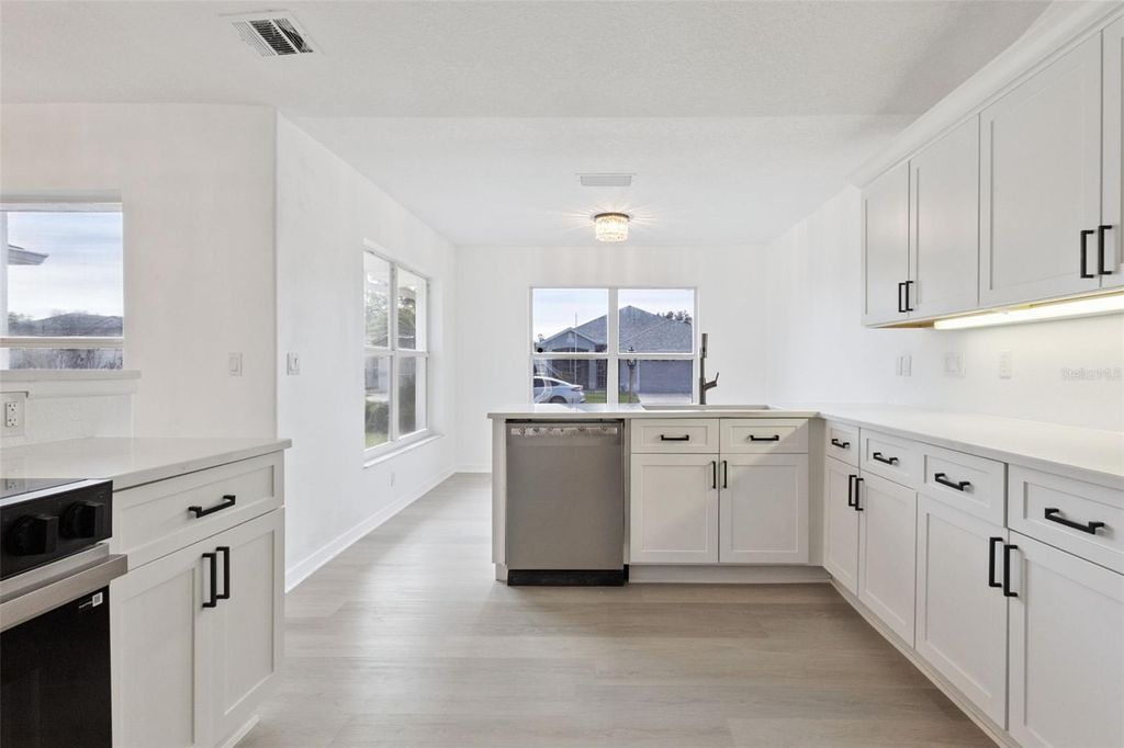 Image 4 of property listing at 5729 KING JAMES AVENUE, Leesburg, FL 34748