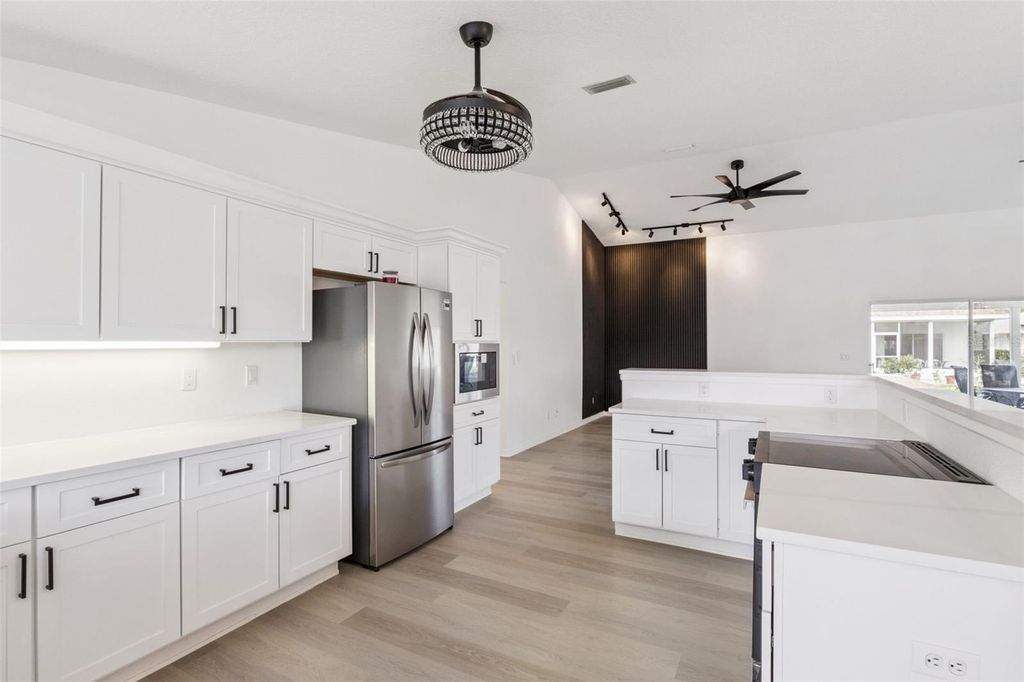 Image 6 of property listing at 5729 KING JAMES AVENUE, Leesburg, FL 34748