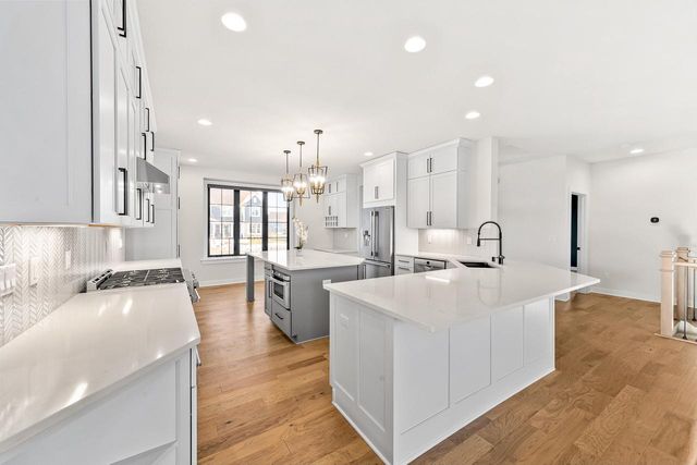 1424 White Deer TRAIL, Waukesha, WI 53189