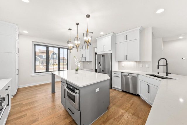 1424 White Deer TRAIL, Waukesha, WI 53189