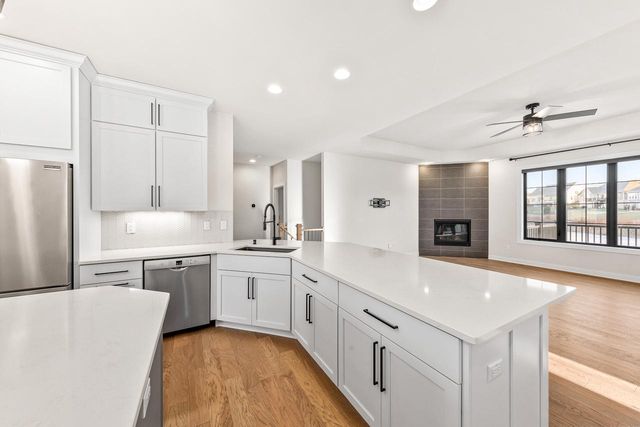 1424 White Deer TRAIL, Waukesha, WI 53189