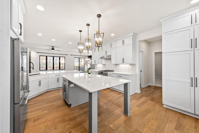 1424 White Deer TRAIL, Waukesha, WI 53189