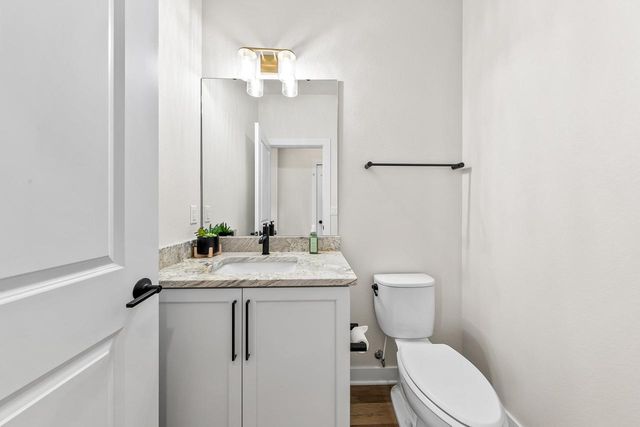 1424 White Deer TRAIL, Waukesha, WI 53189