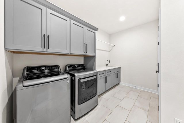 1424 White Deer TRAIL, Waukesha, WI 53189