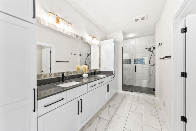 1424 White Deer TRAIL, Waukesha, WI 53189