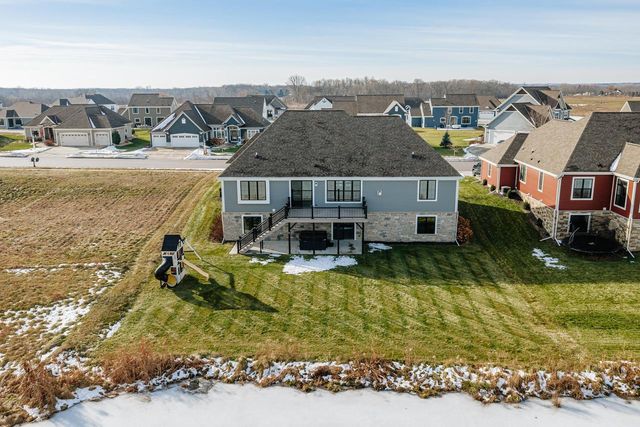 1424 White Deer TRAIL, Waukesha, WI 53189
