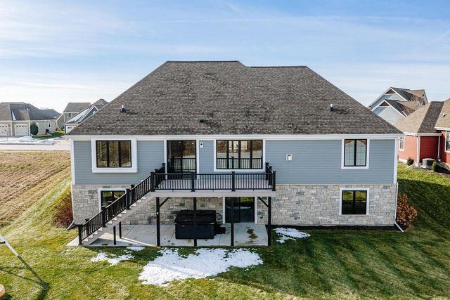 1424 White Deer TRAIL, Waukesha, WI 53189