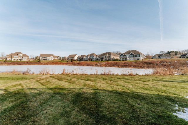 1424 White Deer TRAIL, Waukesha, WI 53189