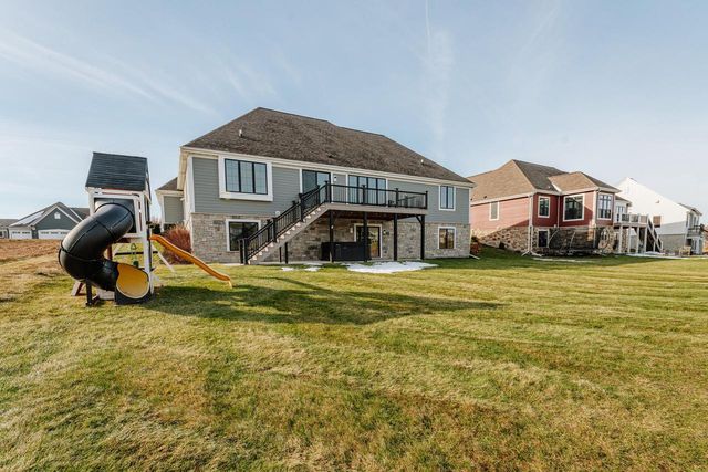 1424 White Deer TRAIL, Waukesha, WI 53189