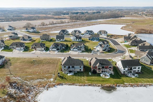 1424 White Deer TRAIL, Waukesha, WI 53189