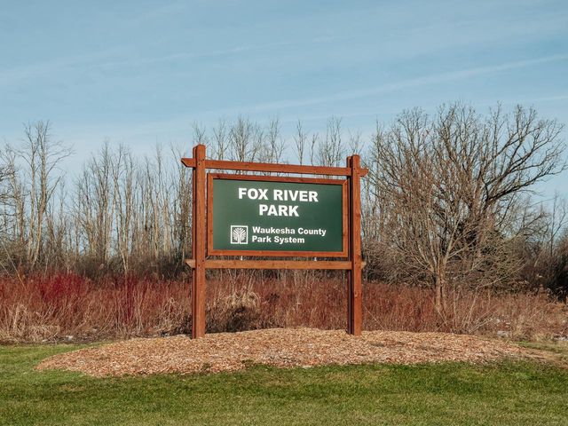 1424 White Deer TRAIL, Waukesha, WI 53189