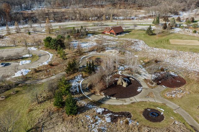 1424 White Deer TRAIL, Waukesha, WI 53189