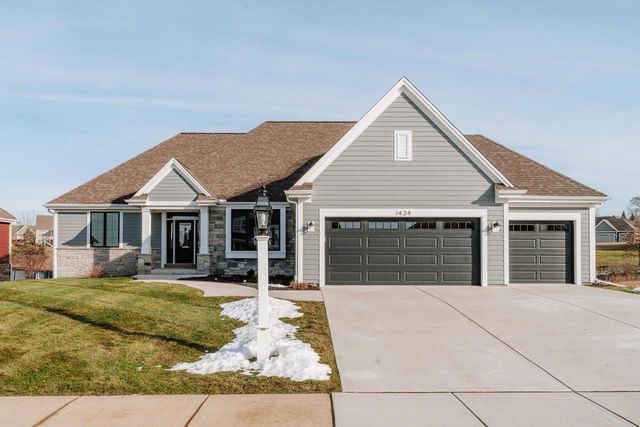 1424 White Deer TRAIL, Waukesha, WI 53189