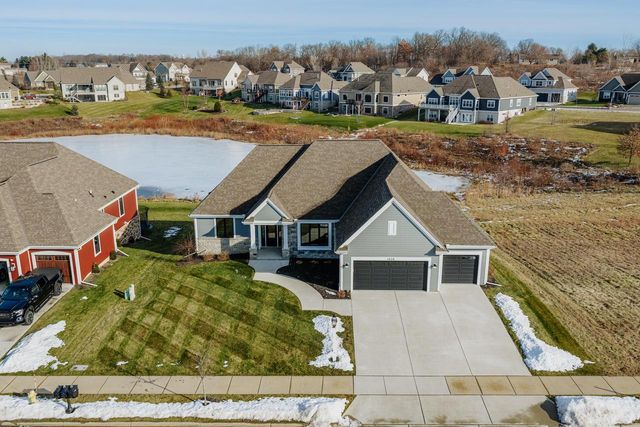 1424 White Deer TRAIL, Waukesha, WI 53189