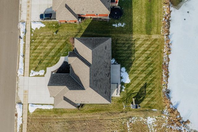 1424 White Deer TRAIL, Waukesha, WI 53189