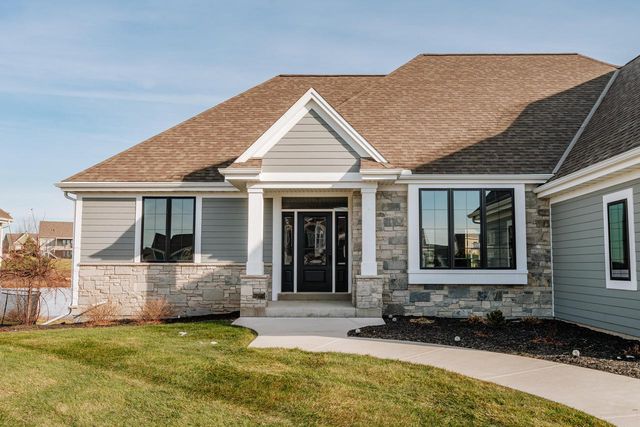 1424 White Deer TRAIL, Waukesha, WI 53189