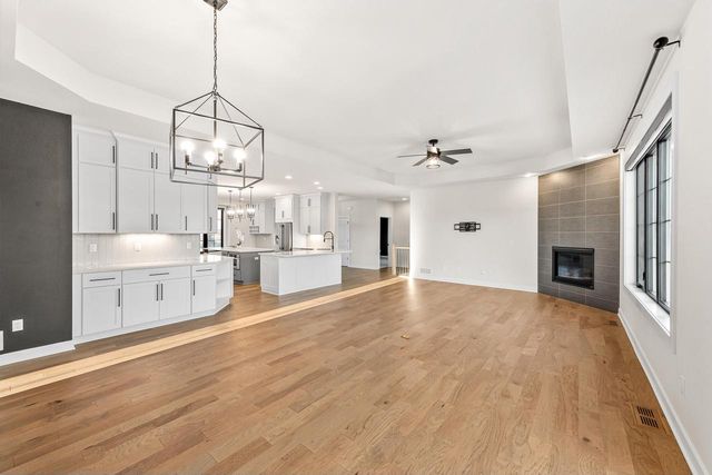 1424 White Deer TRAIL, Waukesha, WI 53189