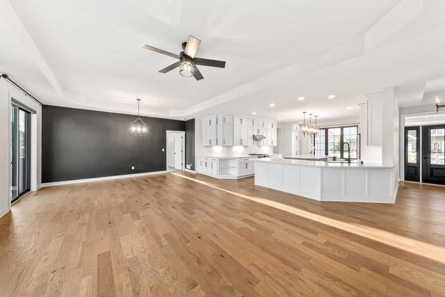 1424 White Deer TRAIL, Waukesha, WI 53189