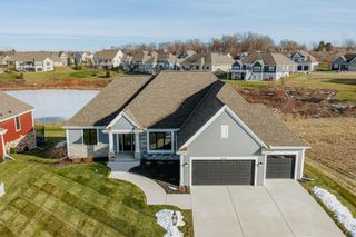 1424 White Deer TRAIL, Waukesha, WI 53189