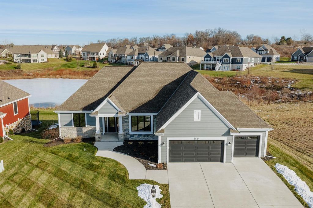 1424 White Deer TRAIL, Waukesha, WI 53189