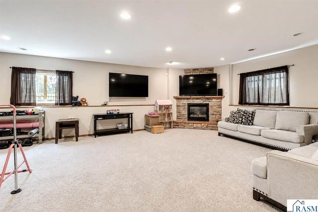 109 Cougar Drive, Mankato, MN 56001