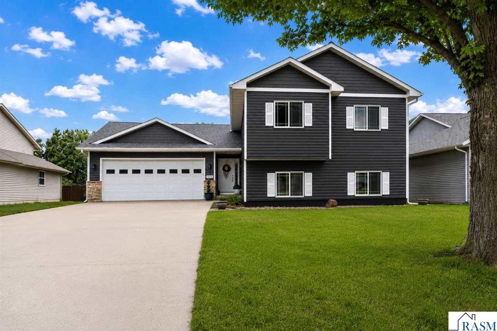 109 Cougar Drive, Mankato, MN 56001