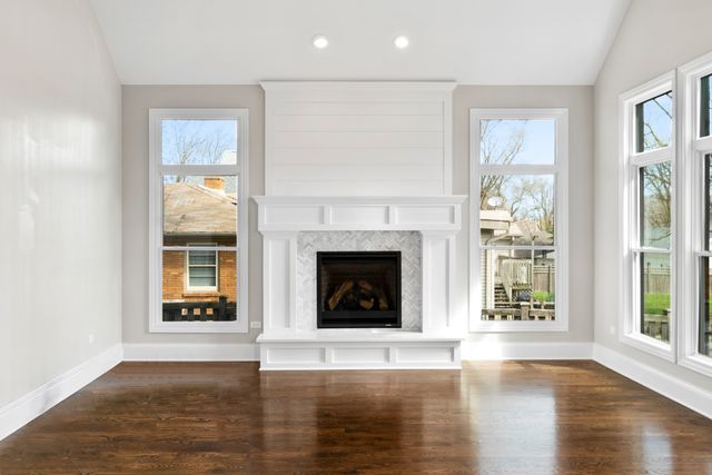 660 N Eagle Street, Naperville, IL 60563