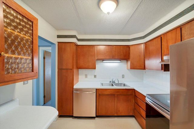 125 Kennedy Dr Apt 35, South Burlington, VT 05403