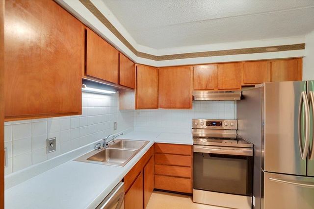 125 Kennedy Dr Apt 35, South Burlington, VT 05403