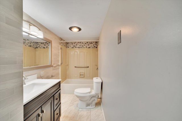 125 Kennedy Dr Apt 35, South Burlington, VT 05403