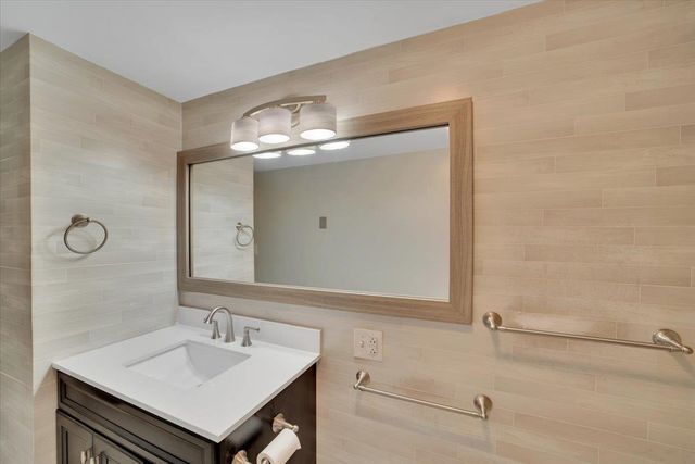 125 Kennedy Dr Apt 35, South Burlington, VT 05403