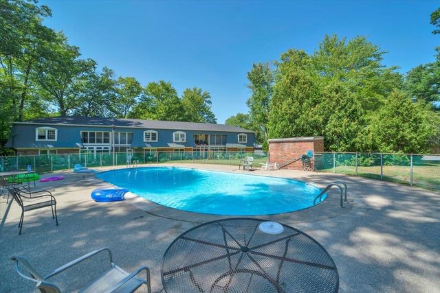 125 Kennedy Dr Apt 35, South Burlington, VT 05403
