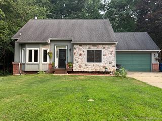 8819 Woodshire Drive, White Lake Charter Township, MI 48386