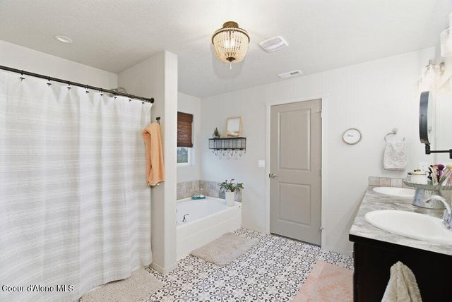 880 E Allenby Ct, Post Falls, ID 83854