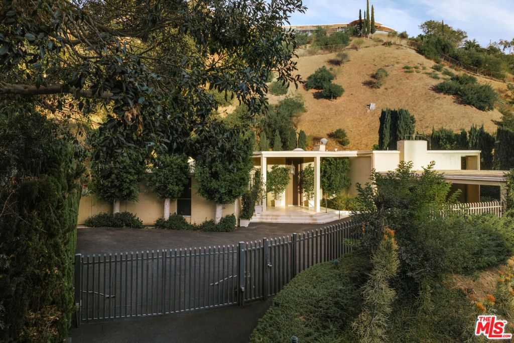 1058 N Hillcrest Road, Beverly Hills, CA 90210 — photo 2