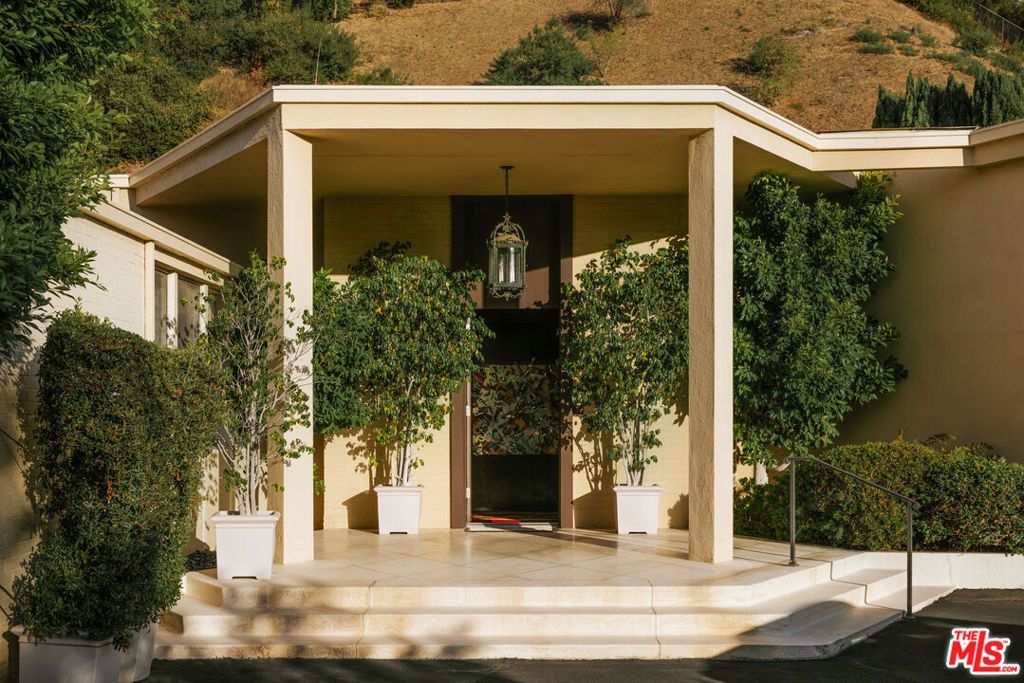 1058 N Hillcrest Road, Beverly Hills, CA 90210 — photo 3